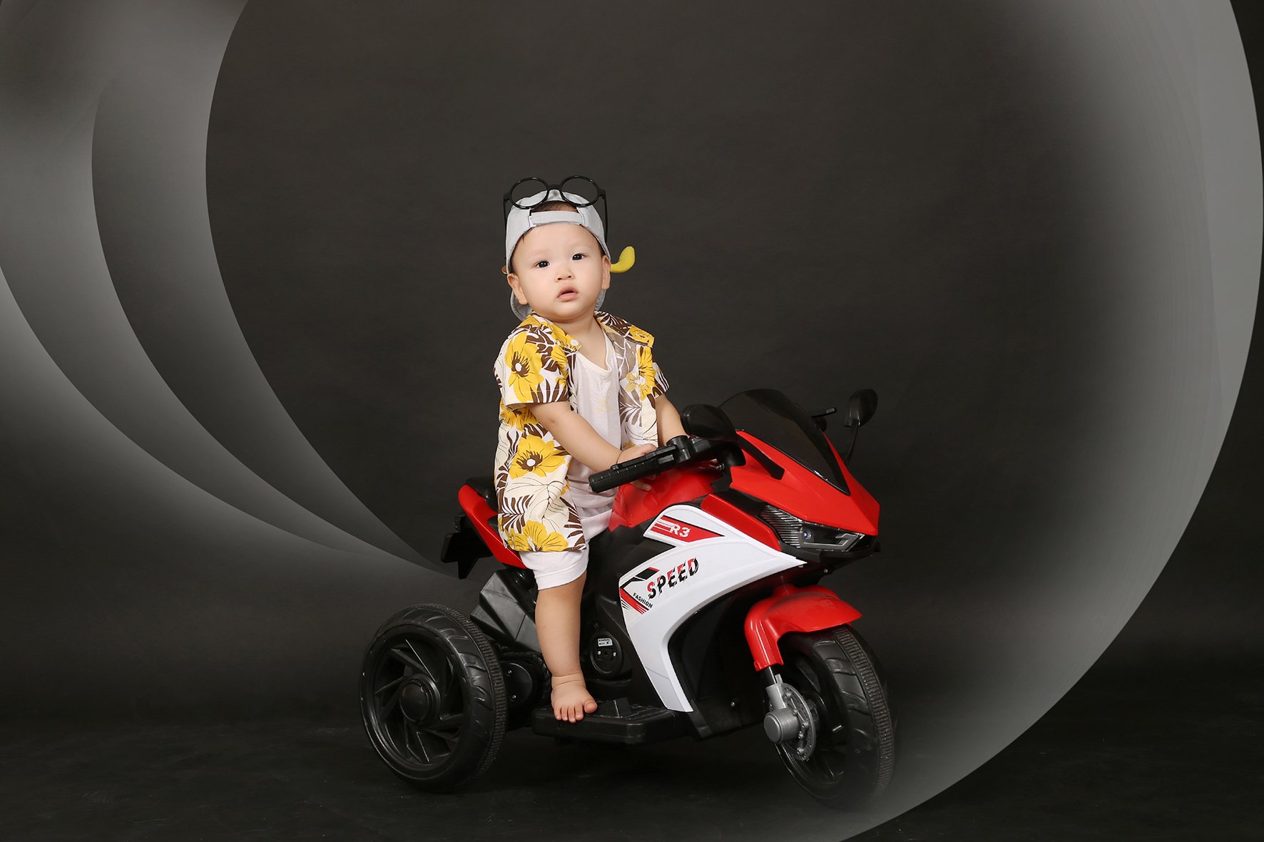 Concept chụp ảnh thôi nôi cho bé lái xe