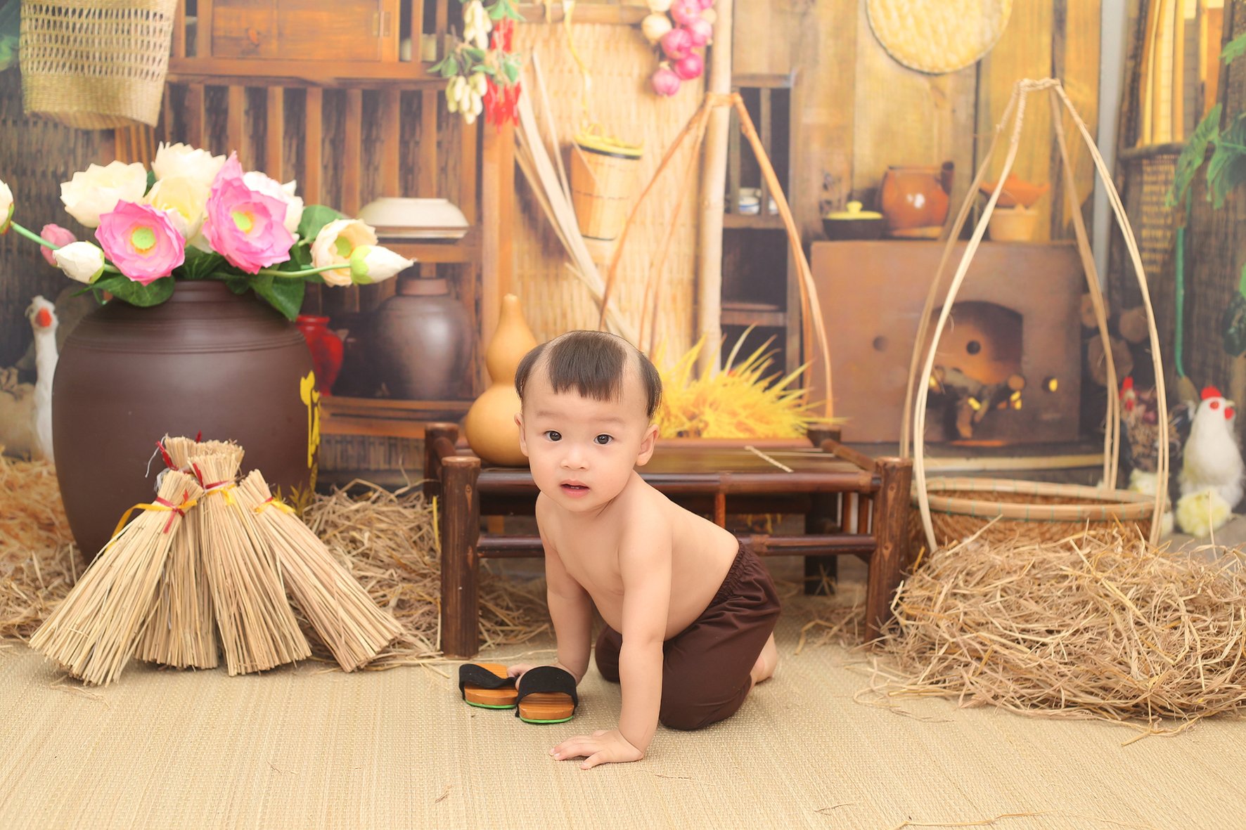 Concept chụp ảnh thôi nôi cho bé trai làm nông dân