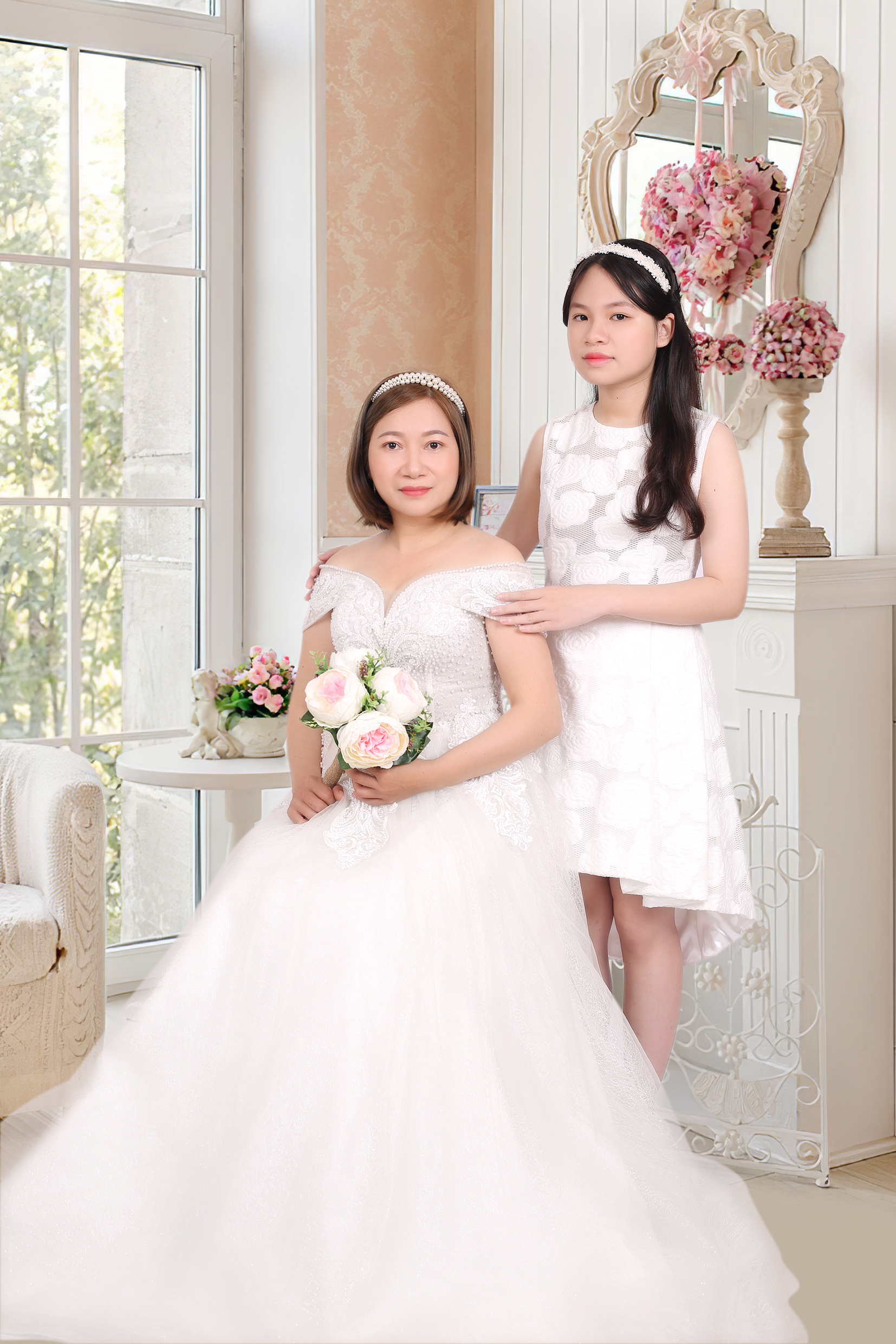 Chụp ảnh mẹ và bé với kiểu mẹ ngồi con đứng đằng sau 
