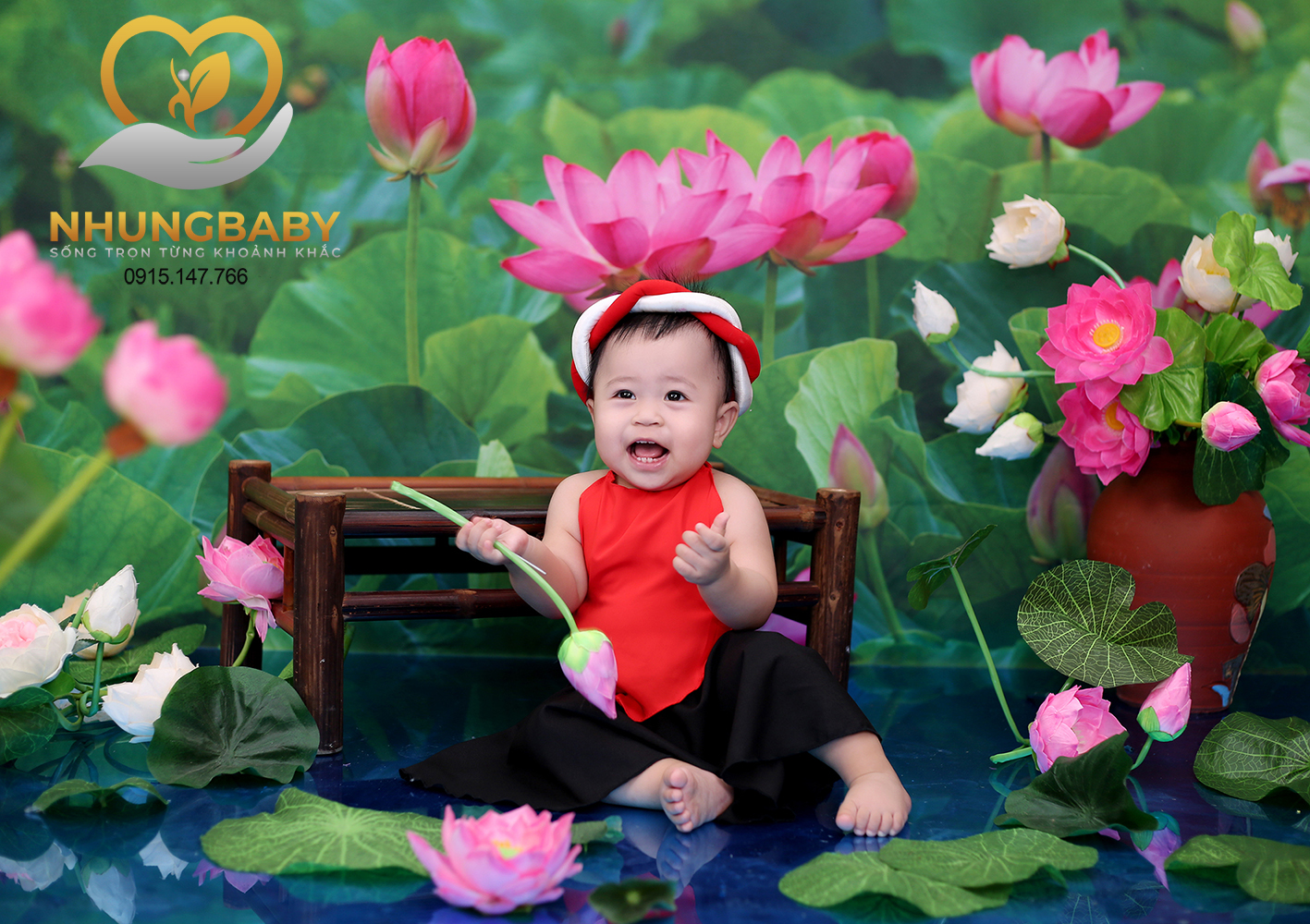 chụp ảnh cho bé gái bên hoa sen 