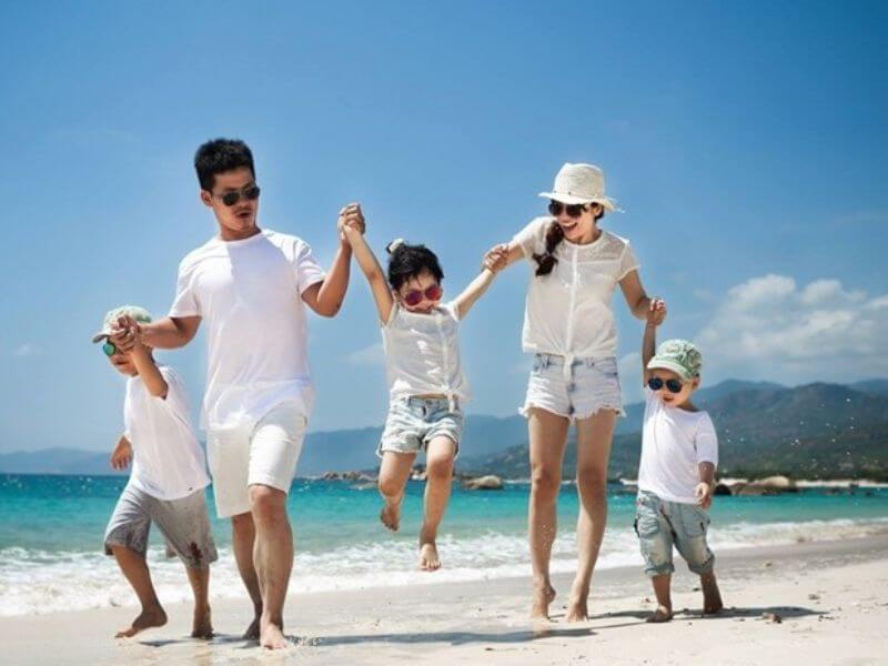 chụp ảnh gia đình ở biển
