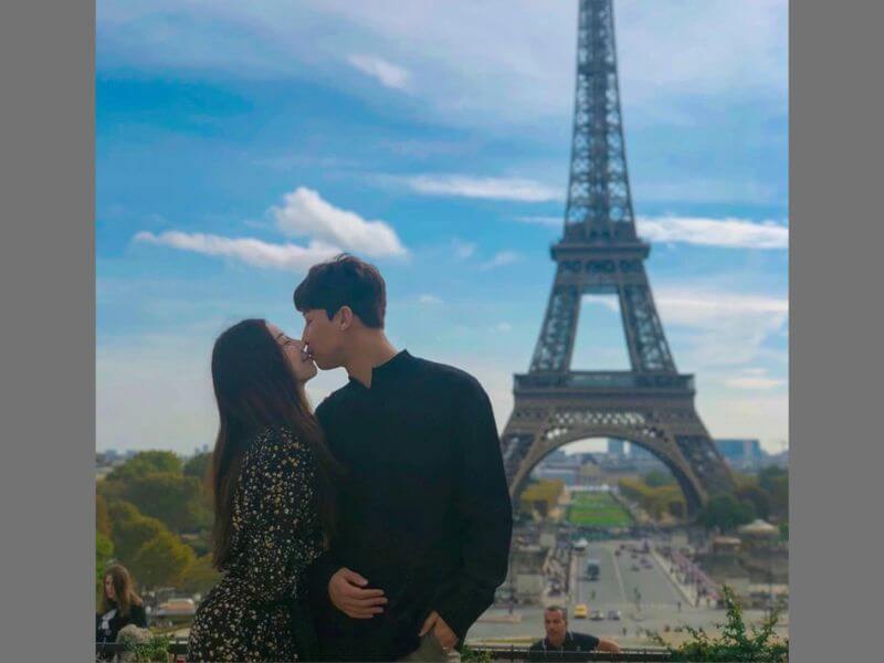 chụp hình với người yêu