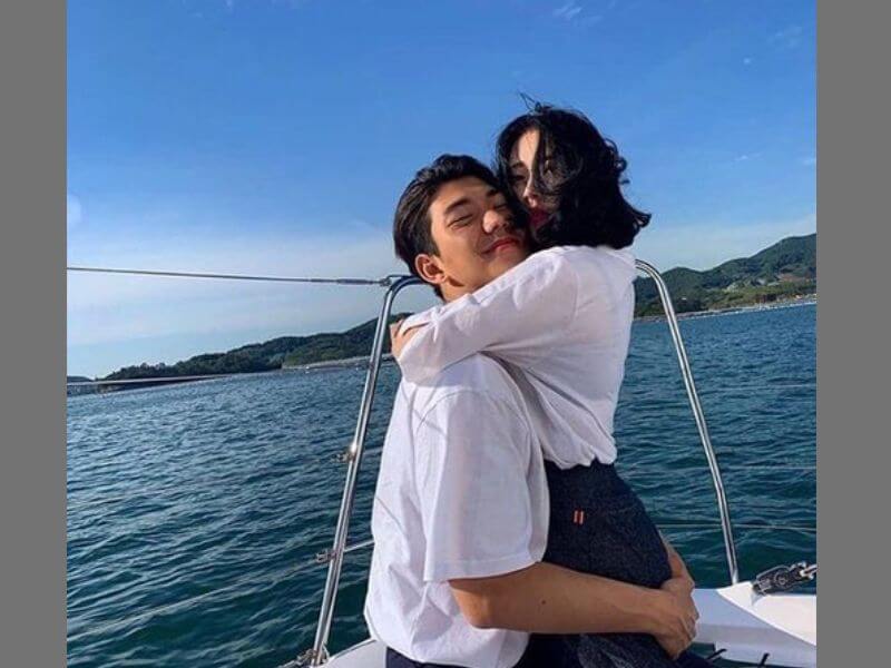 chụp hình với người yêu