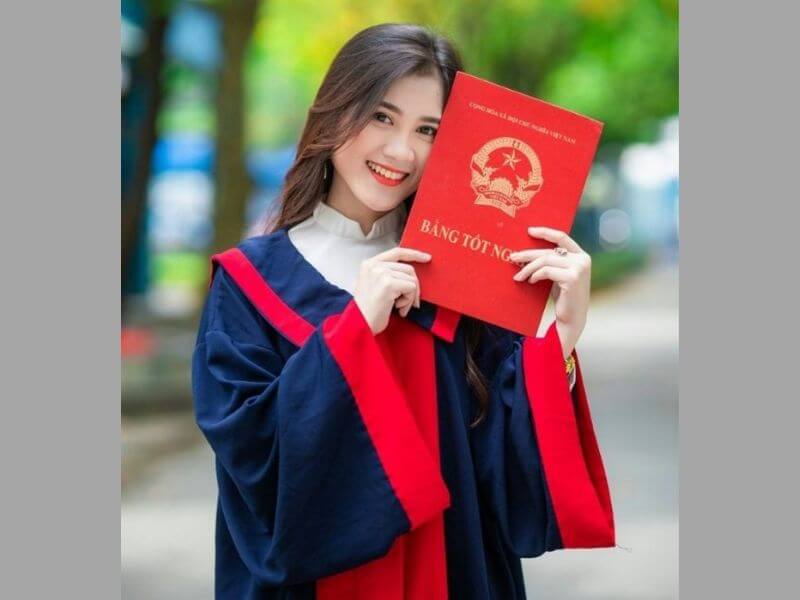 mặc áo cử nhân tạo dáng chụp ảnh tốt nghiệp