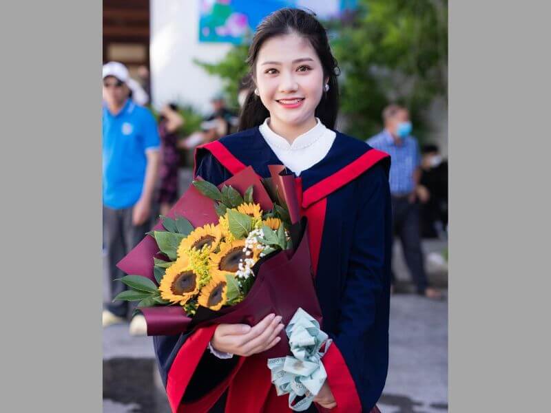 mặc áo cử nhân tạo dáng chụp ảnh tốt nghiệp