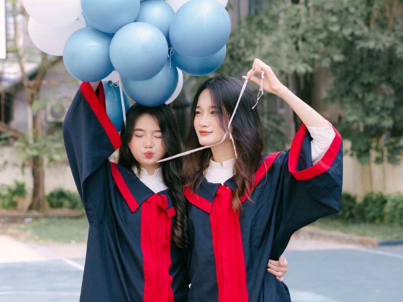 mặc áo cử nhân tạo dáng chụp ảnh tốt nghiệp