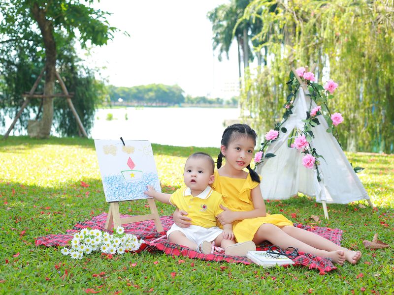 chụp ảnh sinh nhật ngoài trời cho bé